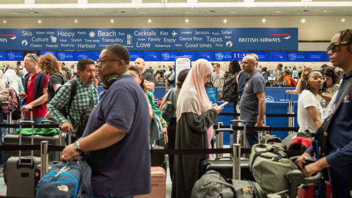 UK passport control hit by outage causing long waits at airports